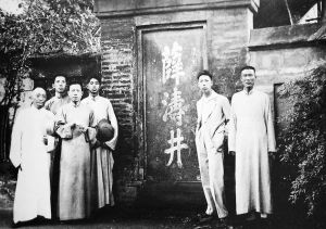 南迁中，1938年夏于成都望江楼，左一徐森玉，左二那志良