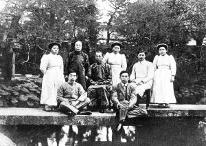 许寿裳（前排右一）与鲁迅（前排左一）在日本