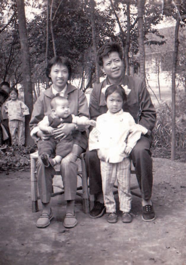 1981年全家福，拍摄于启东县大生镇老宅