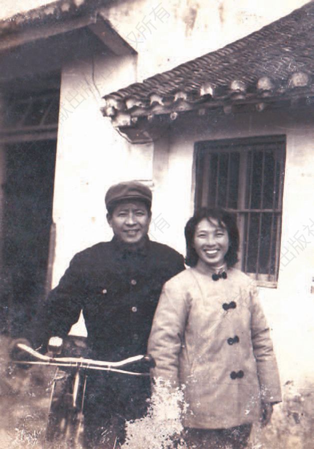 1983年与爱人合影，拍摄于启东县城朱家宅
