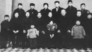图2-4 中国壮族四代同堂的大型家庭