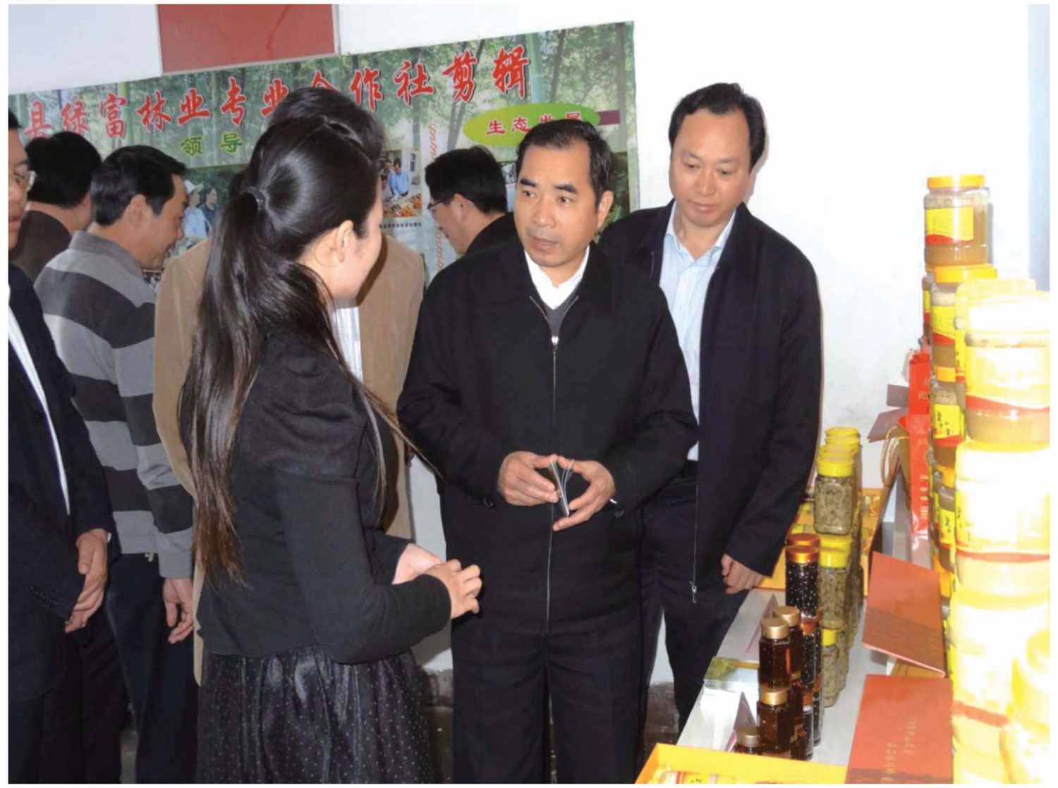 2013年2月福建省委常委、秘书长叶双瑜（右二）在捷文村调研林业专业合作社