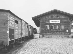 罗兹市的拉德加斯特火车站，包括拉海尔在内的约20万名犹太人从此处被送走