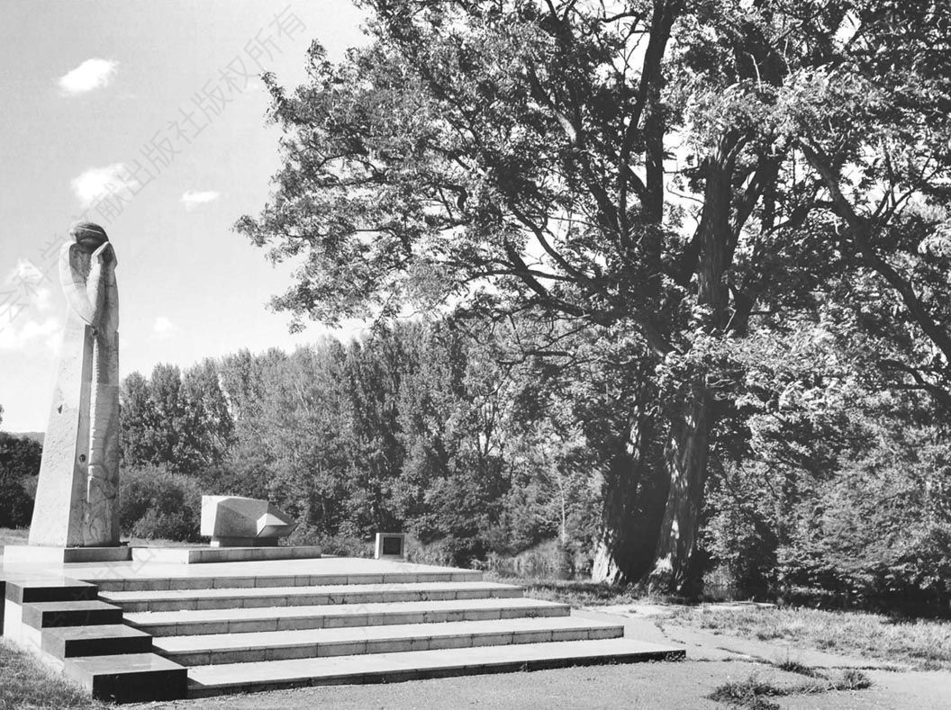 泰雷津集中营纪念碑，纪念骨灰被撒入河中的死难者