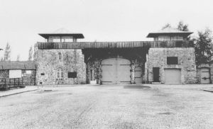 毛特豪森集中营的大门，安嘉的孩子就出生在这座集中营里