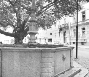 毛特豪森的喷泉，妇女们被禁止在此取水