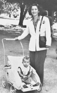 1946年，哈娜与母亲佩莉斯嘉