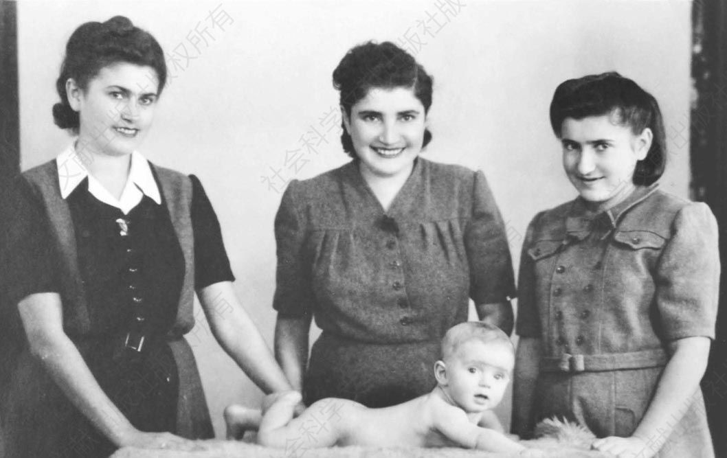 1946年，婴儿马克与萨拉、拉海尔和芭拉