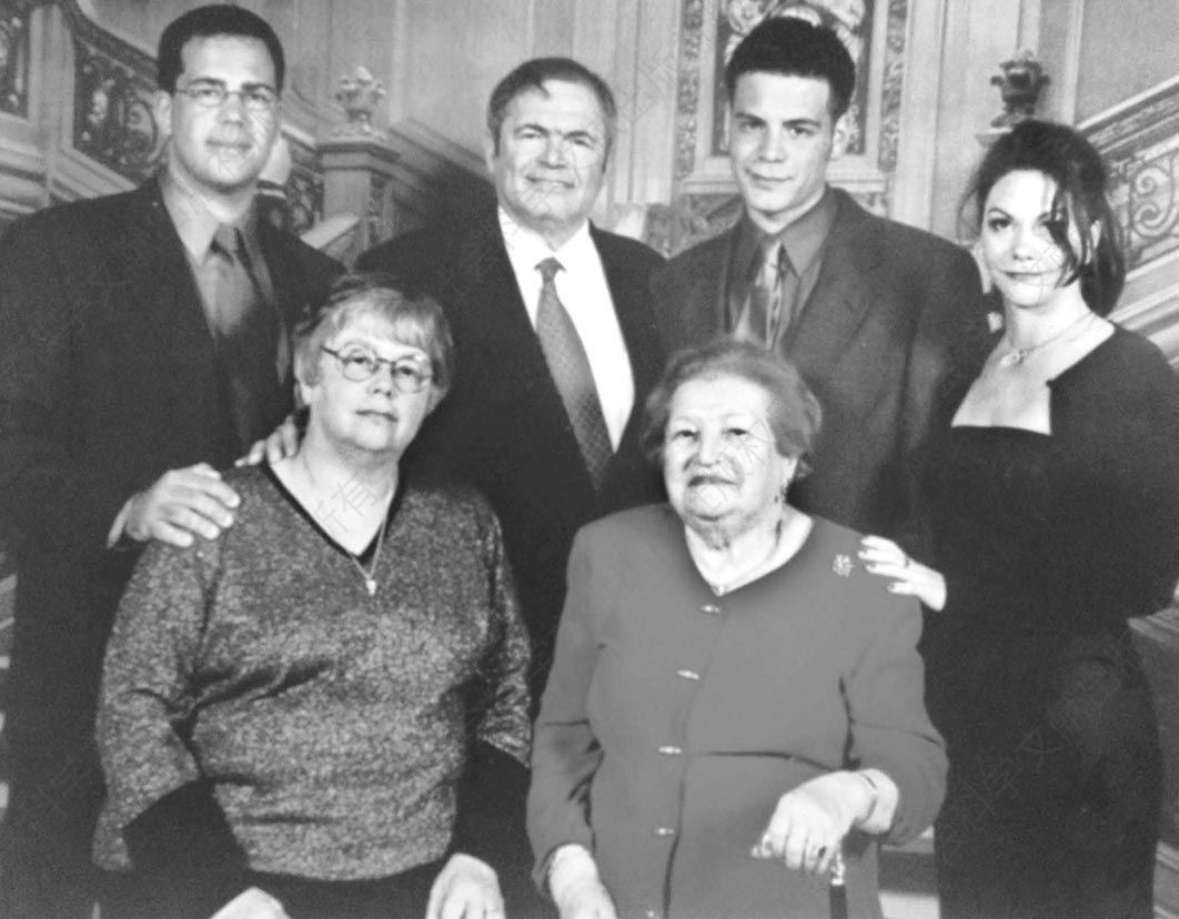 2002年，拉海尔（右坐者）与（由左至右）孙子大卫、儿媳玛丽、儿子马克、孙子查理和孙女玛格丽特
