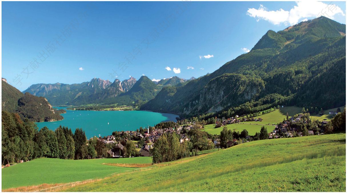 奥地利的旅游胜地：十二尖顶山（Zwoelferhorn）和沃尔夫冈湖（Wolfgang）