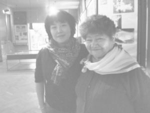2012年1月8日和摩市方志博物馆管理员在一起（她母亲是俄罗斯族，父亲是山东汉族）