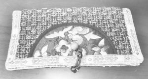 在克孜勒买的图瓦族刺绣手包
