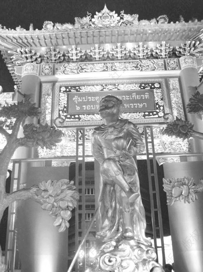图2-8 庆祝泰国皇后70岁寿辰，泰国华人建立了“中华大门”，门前摆放了齐天大圣塑像