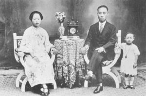图1-2 杨守其和其缅甸太太以及长女杨丹桂，20世纪20年代摄于印度