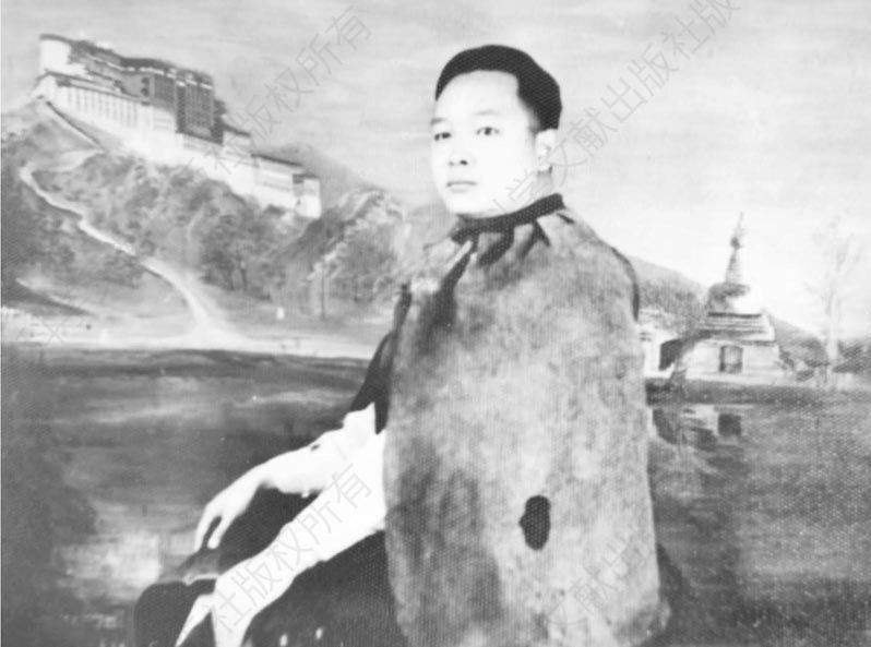 图2-5 壮年时的张乃骞先生在拉萨布达拉宫前