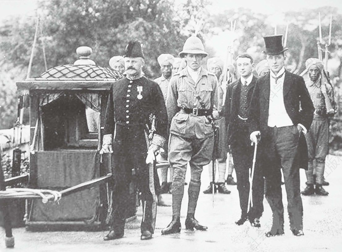1905年庄士敦（右一）在威海卫