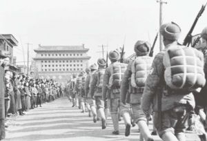 1949年1月31日，北平和平解放。人民解放军开入北平城