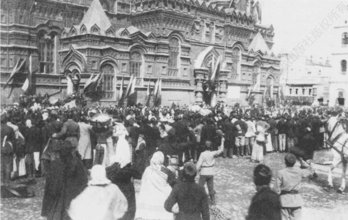 图2-20 1896年照片——红场上庆祝尼古拉二世加冕礼的莫斯科人