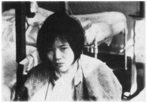 图5-26 被日军强奸的妇女，在医院治疗