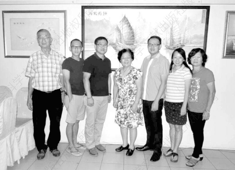 图1 砂拉越华人学术研究会文化导览团成员与该会会长林韶华博士（中）合影