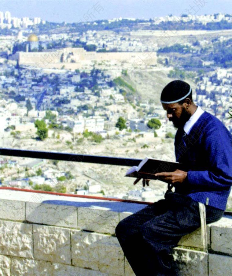 滨海大道上做祷告的埃塞俄比亚犹太男子（耶路撒冷）