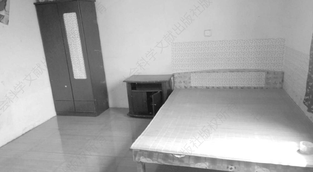 苏州城中村的出租房（房间里大多有一床一桌，有的还有小衣柜，面积多在4—10平方米）