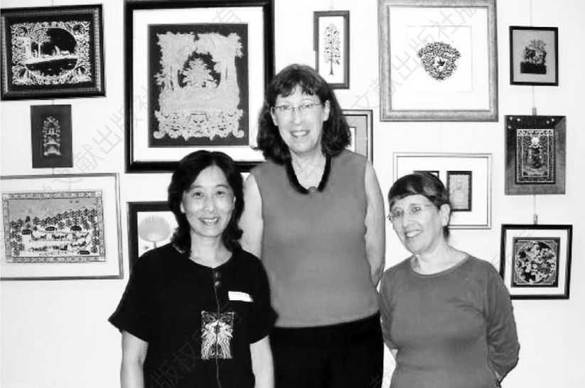 图4 作者与美国剪纸家协会以色列籍会员叶欧（Yael Hoz）在美国剪纸家协会会长玛丽·海伦（中）家中