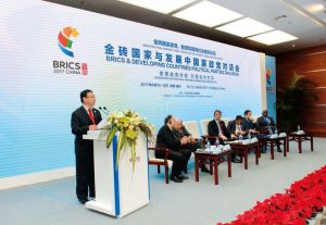 中央党史研究室副主任冯俊在金砖国家与发展中国家政党对话会上发言