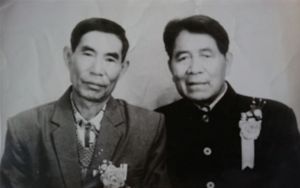 肖子生（左）与参加国庆周年庆典观礼的代表、沧源岩帅大寨田百长的三儿子田子明合影