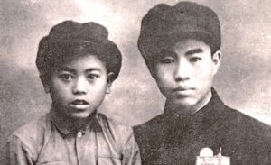 1950年10月1日肖子生（右）与岩帅头人田光文的二儿子田子富参加国庆周年庆典观礼时在北京的合影