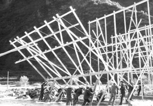 图1-1 村民组成的钢架队立房梁的实况