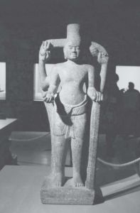图2 柬埔寨国家博物馆藏的“荔枝山风格”的毗湿奴立像，李颖摄