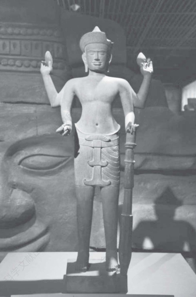 图3 柬埔寨国家博物馆藏的“吴哥寺风格”毗湿奴立像，李颖摄