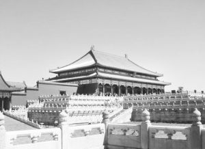 图50 北京故宫前朝太和殿等三大殿位于崇基两丈的三台之上