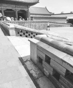 图51 北京故宫内廷乾清宫、坤宁宫位于2米高的台基之上