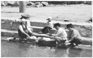 图3 2004年黑龙江省海林县哈达村河边洗衣服的妇女们
