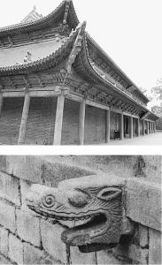 图1-6 张掖大佛寺卧佛殿的廊柱、斗栱和台基砌壁石神兽