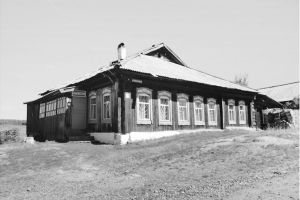 图5-2 斯维尔德洛夫斯克州普里戈罗德内区穆尔津卡村1900年开办的人民图书馆。作者摄于2012年
