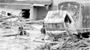 图1 4月2日，莫科阿市泥石流过后，当地民众在废墟之间