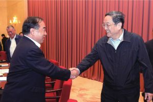4月17日，全国政协主席俞正声会见出席政协双周协商座谈会的贾益民校长。