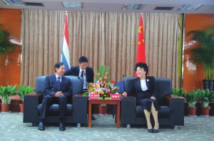 9月13日，中国国务院侨办主任裘援平在华侨大学会见了泰王国泰中文化经济协会会长颇欣率领的代表团一行。
