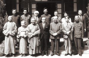 1975 年5 月17 日，赵朴初与唐家璇（后排中间）、正果法师（前排左一）、明真法师（前排左三）、李荣熙（前排右一）等会见日本日中友好协会代表团。