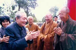 1983 年，赵朴初与普陀山全山住持妙善法师（右二）、扬州高旻寺住持德林法师（右一）、扬州大明寺都监印波法师（右三）在一起。