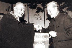 1984 年7 月，赵朴初与日本佛教天台宗座主、日中友好天台宗协会总裁山田惠谛。