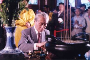 1986 年6 月28 日，赵朴初在和平法会上拈香礼佛。