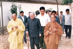 1987 年，赵朴初考察陕西扶风法门寺。