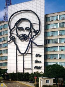 哈瓦那革命广场邮政部大楼的卡米洛·西恩富戈斯像（古巴驻华大使馆 供图）