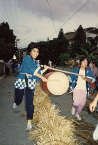 7.冲绳祖纳祝丰年（二）过草龙（黄丽云摄于1988年）