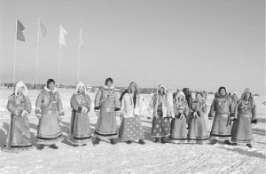 图6-10 冬季那达慕上穿着熏皮袍的蒙古族青年