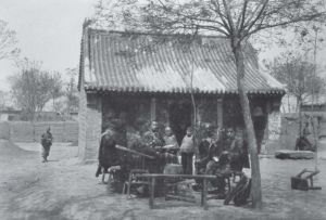 1932年4月20日，小孩与大人聚集在当地的牛王社